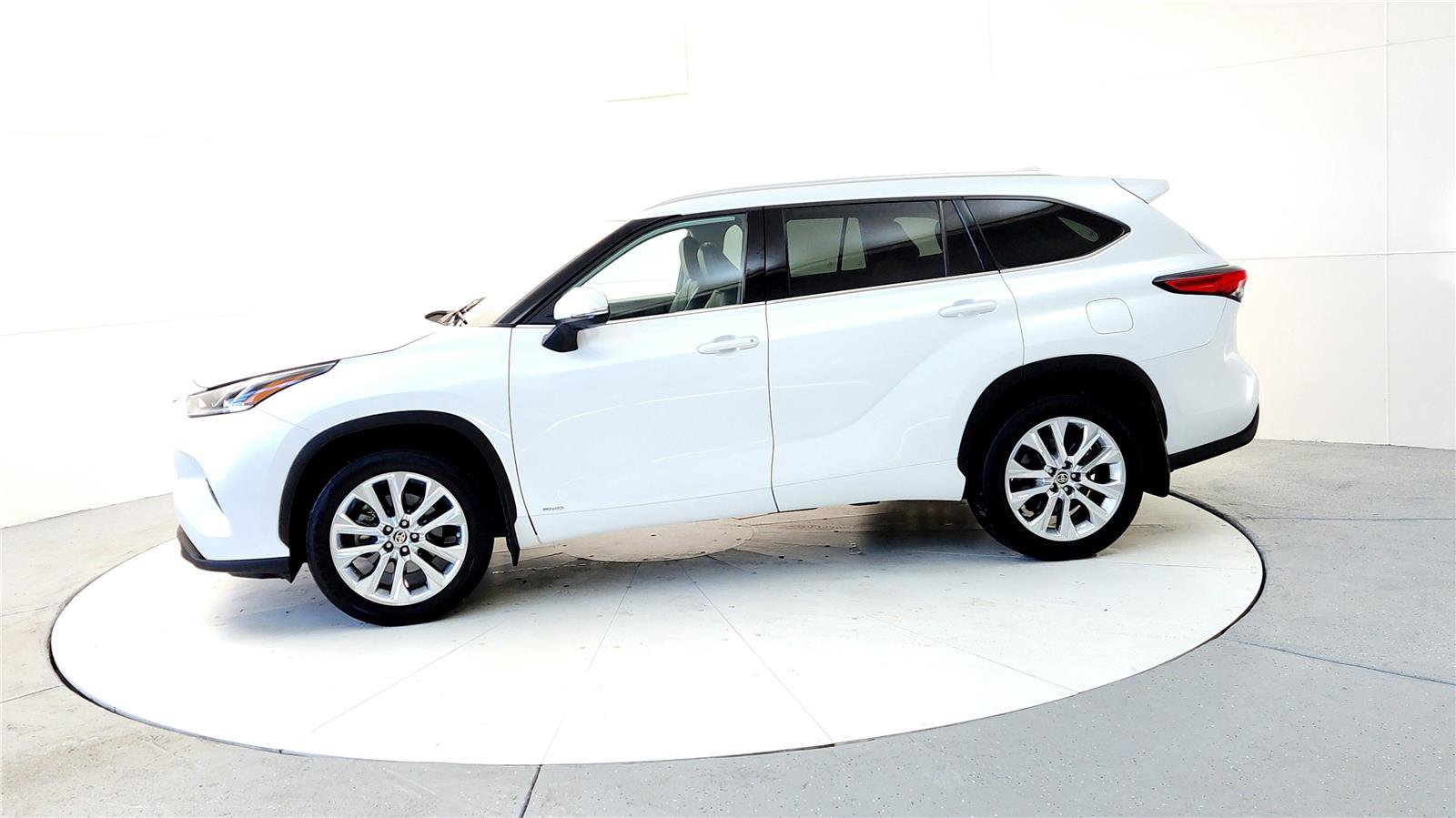 Certified 2022 Toyota Highlander Limited image 3