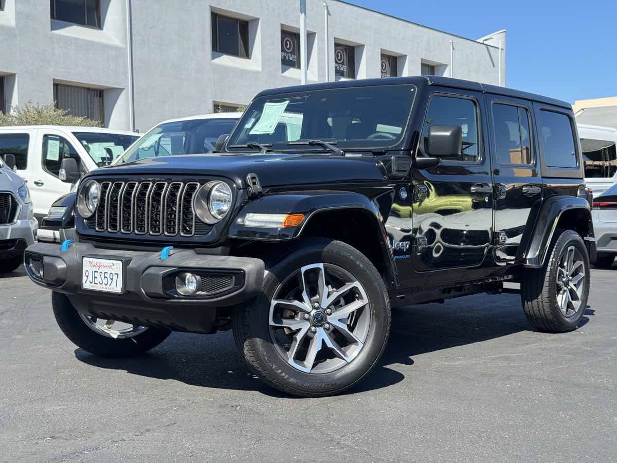 Used 2024 Jeep Wrangler Unlimited w/ Convenience Group AWD/4WD image 2