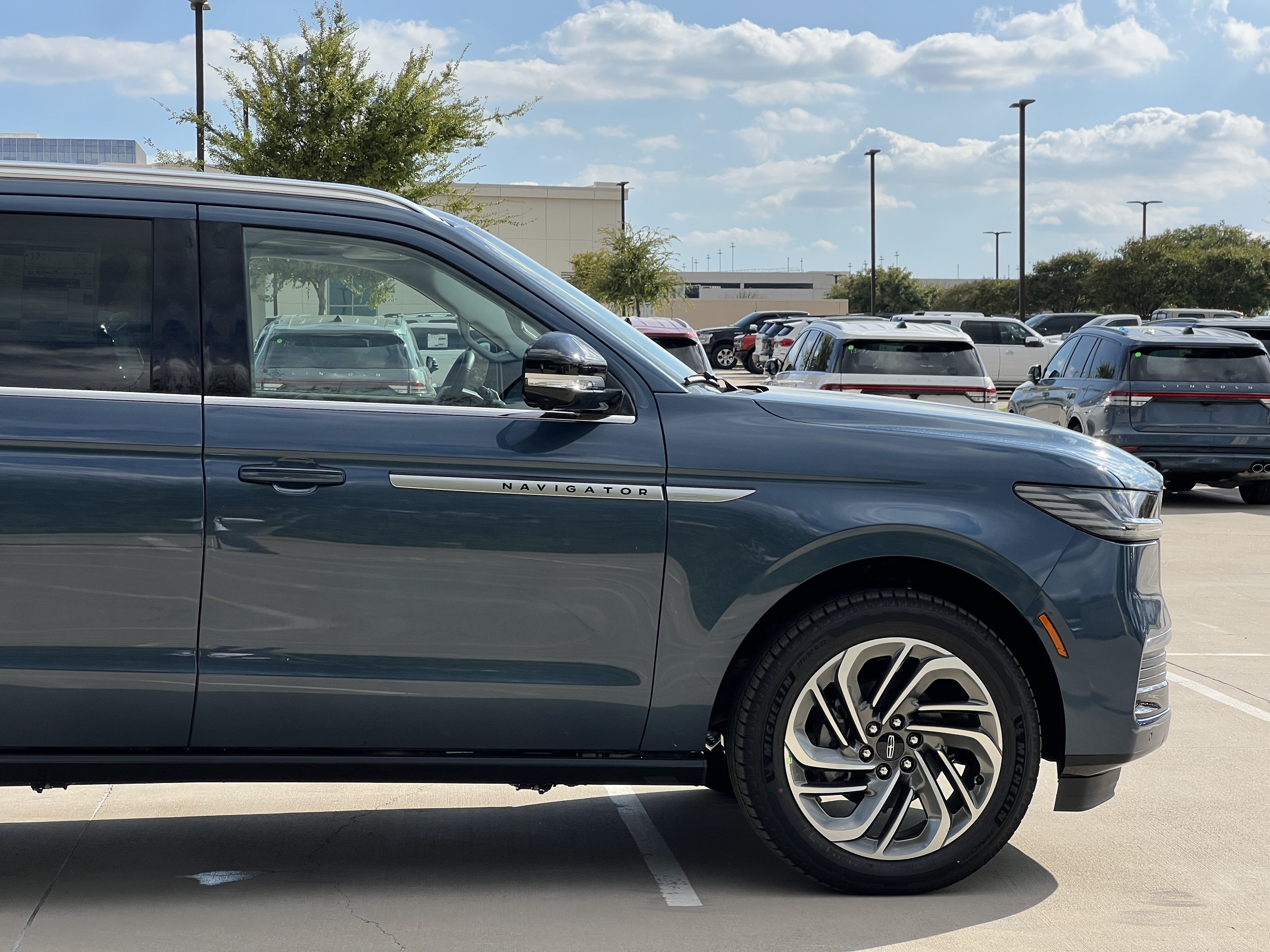New 2027 Lincoln Navigator Reserve AWD/4WD image 12