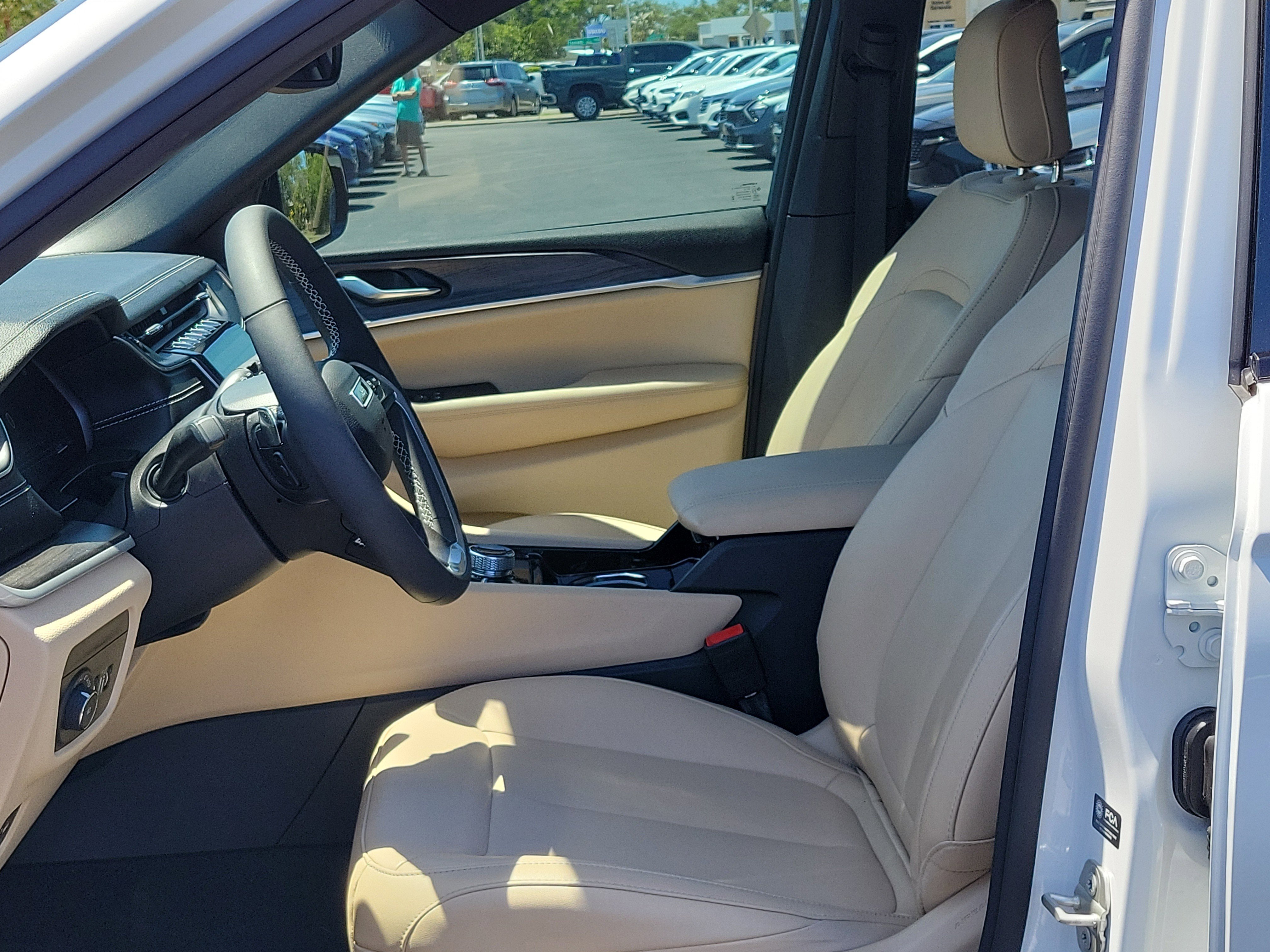 Used 2023 Jeep Grand Cherokee Limited w/ Black Appearance Package AWD/4WD image 22