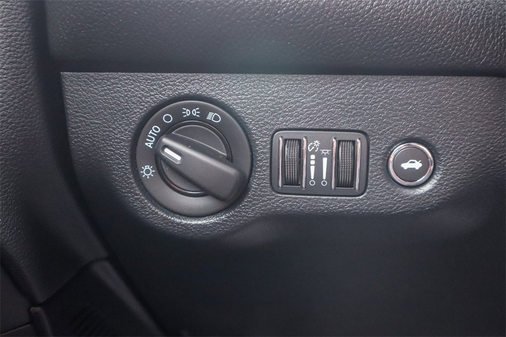 Used 2015 Dodge Challenger SRT Hellcat image 19