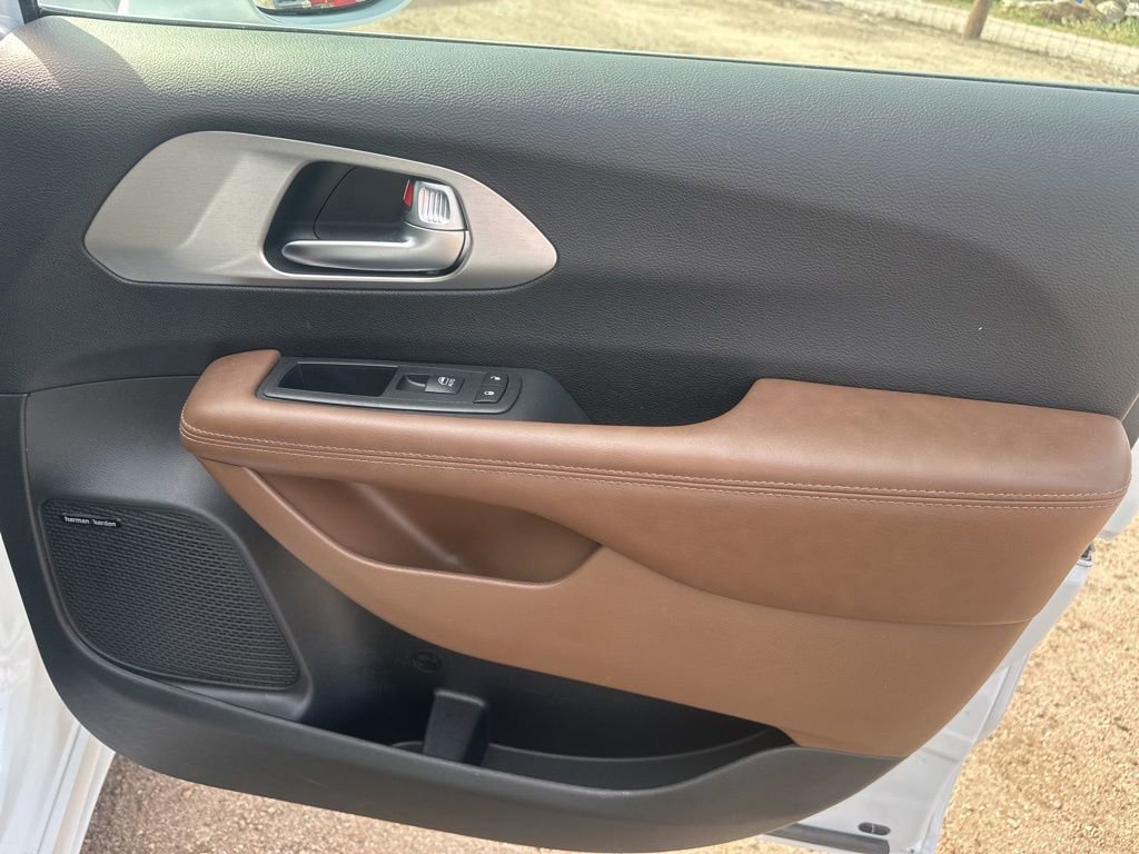 Used 2021 Chrysler Pacifica Limited w/ Premium & Safety Sphere Group FWD image 11