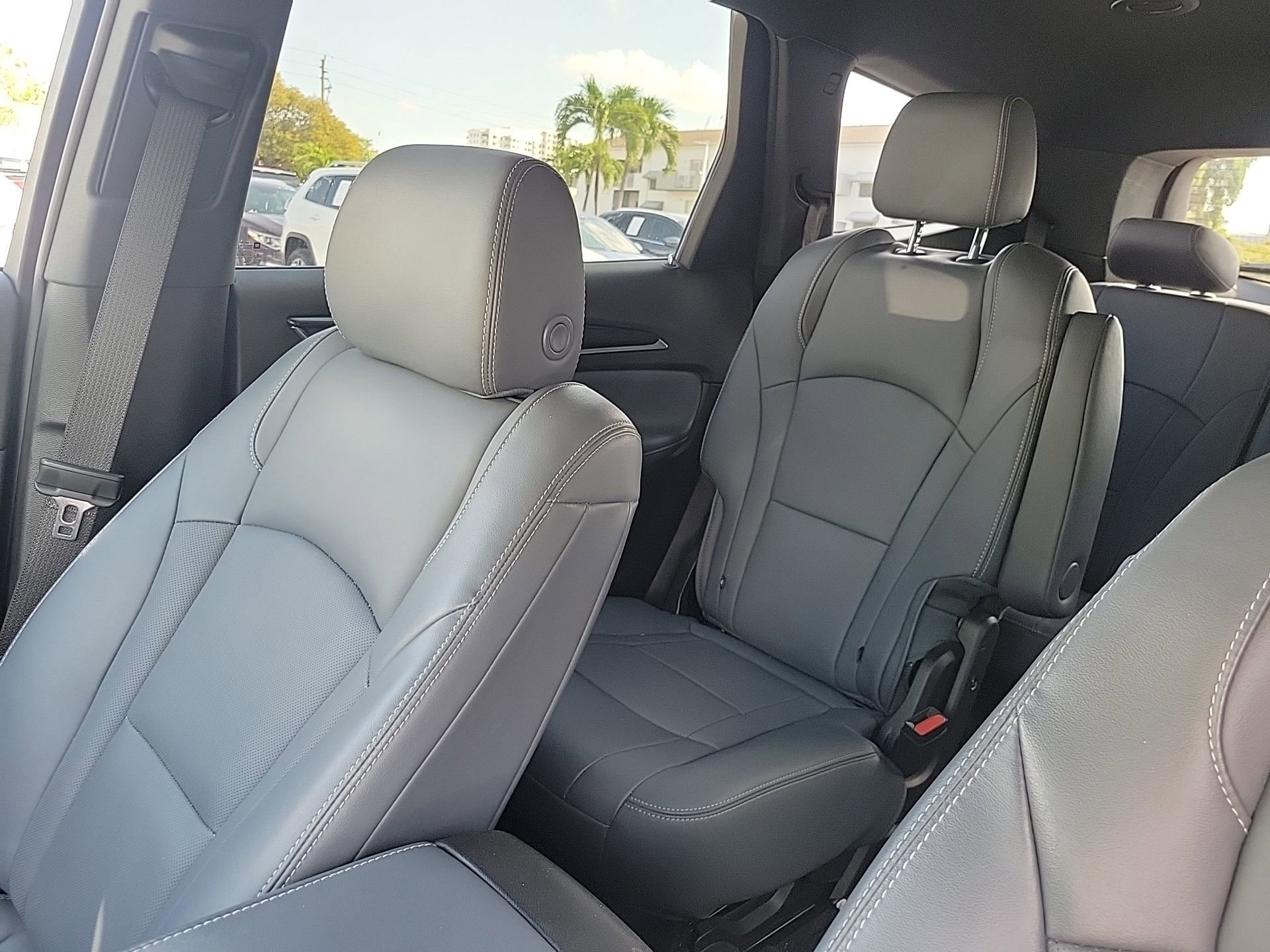 Used 2023 Buick Enclave Essence image 31