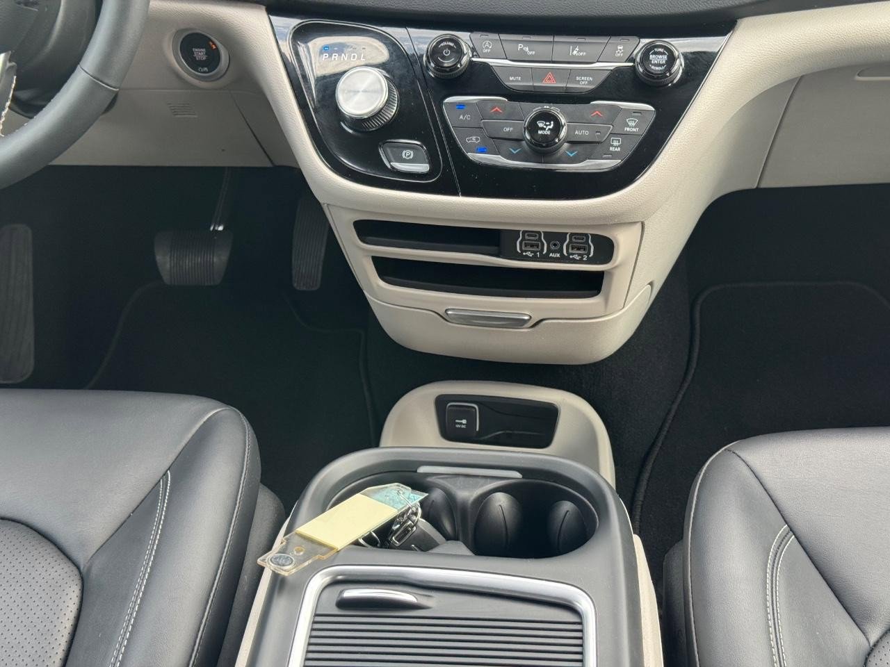 Used 2024 Chrysler Pacifica Touring-L image 15