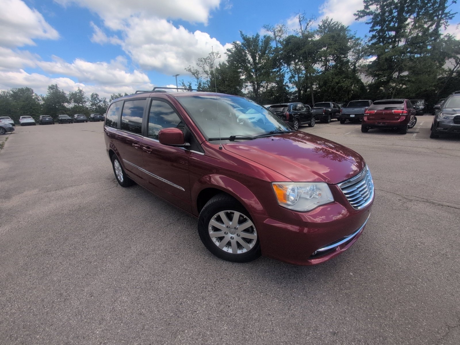 Used 2015 Chrysler Town & Country Touring FWD image 29