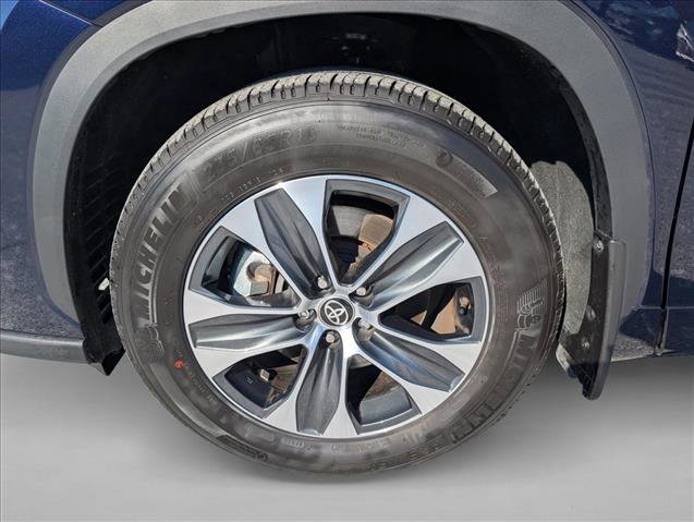 Used 2025 Toyota Highlander XLE image 26