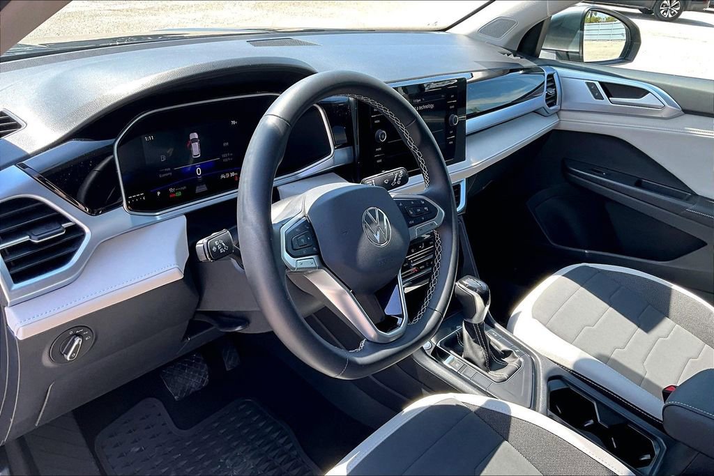 Certified 2025 Volkswagen Taos SE w/ Panoramic Sunroof Package image 14