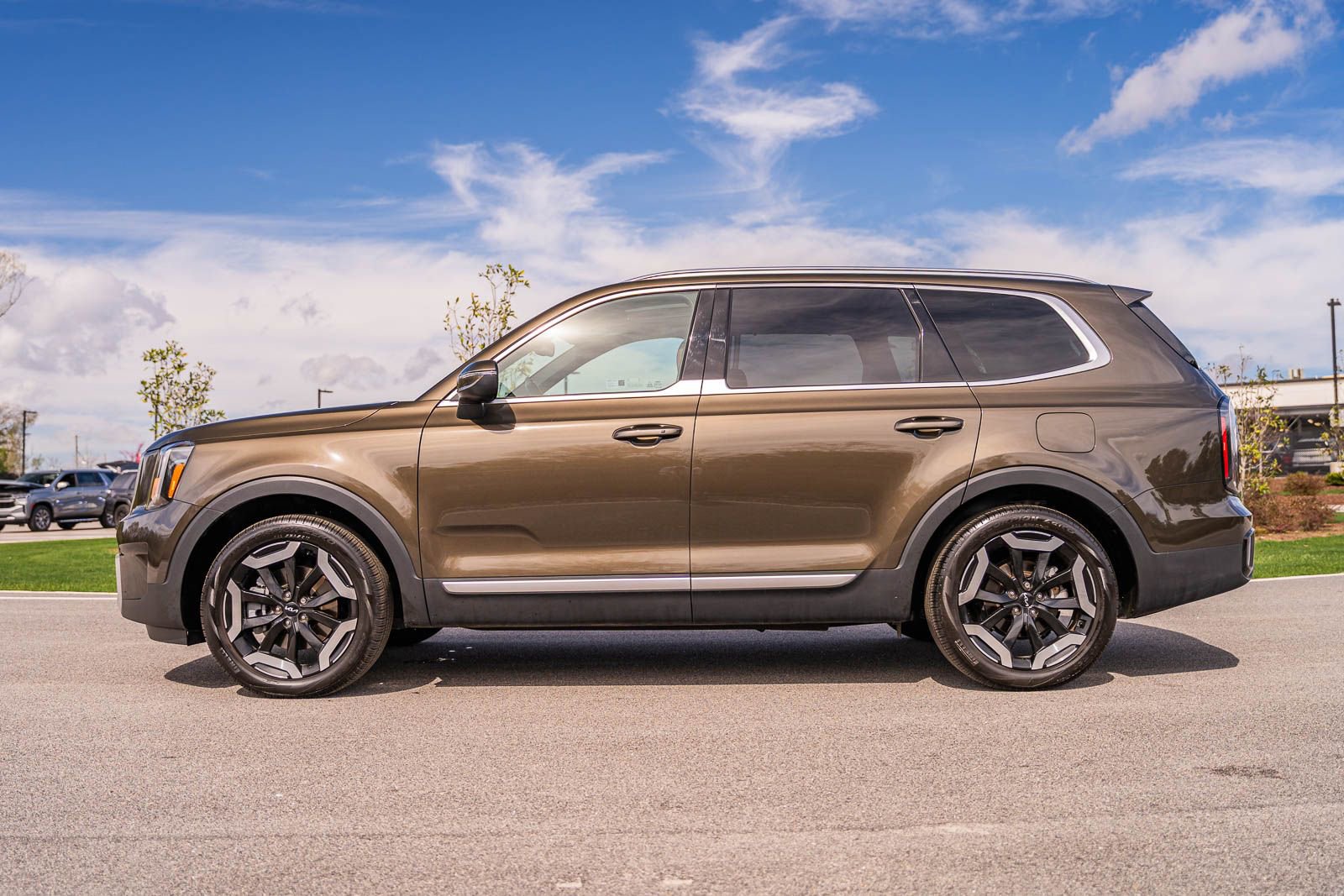 Used 2024 Kia Telluride EX w/ EX Captain's Chair Package image 4