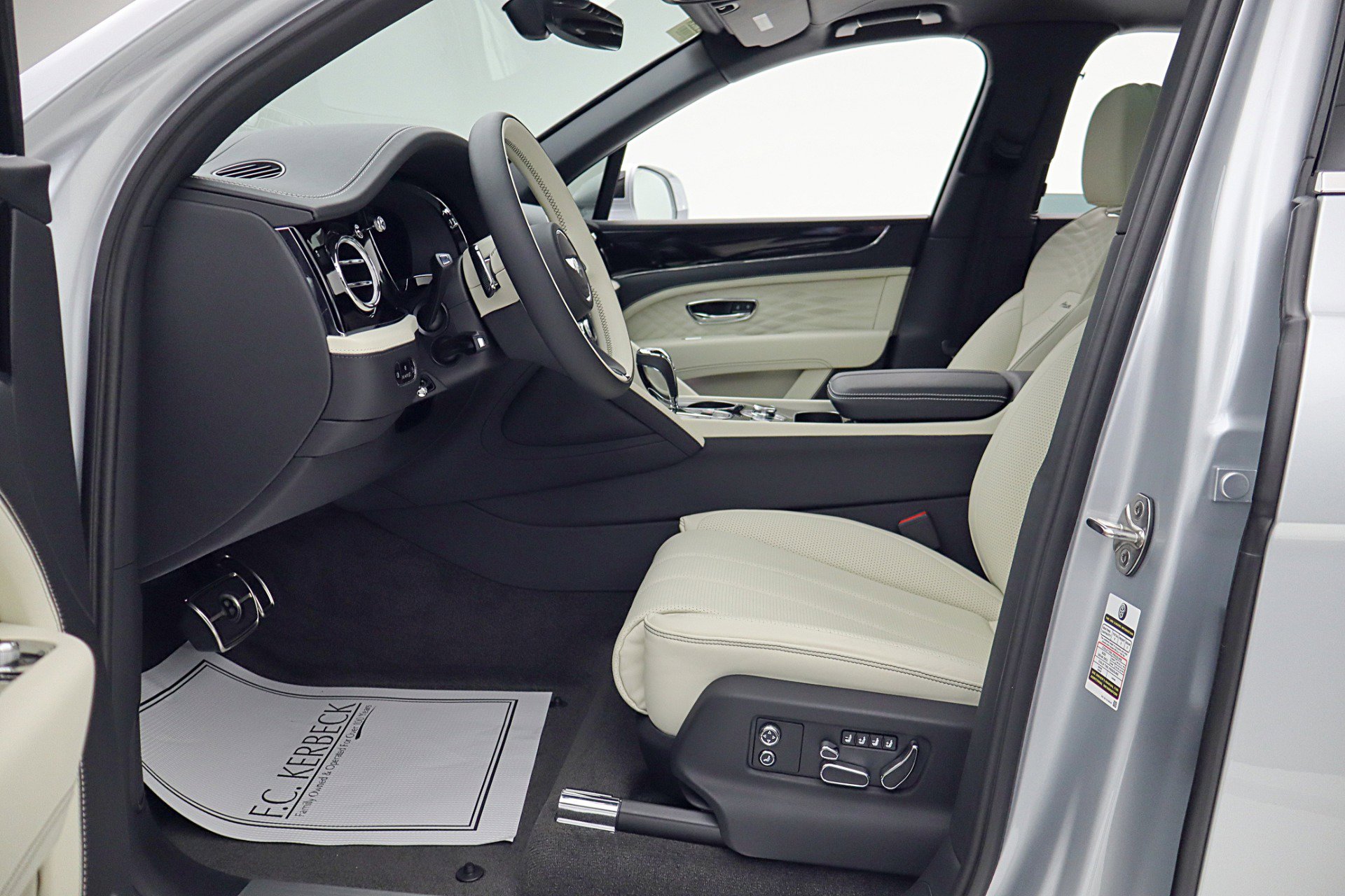 Used 2024 Bentley Bentayga Extended Wheelbase image 47