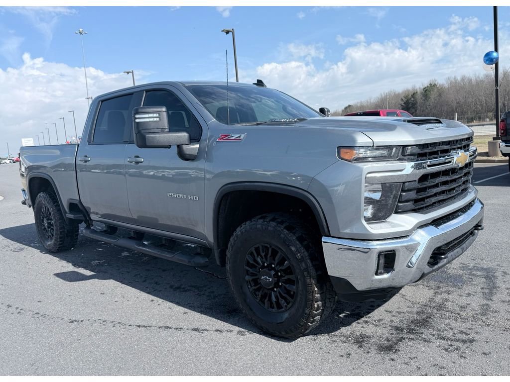 Used 2024 Chevrolet Silverado 2500 LT image 2