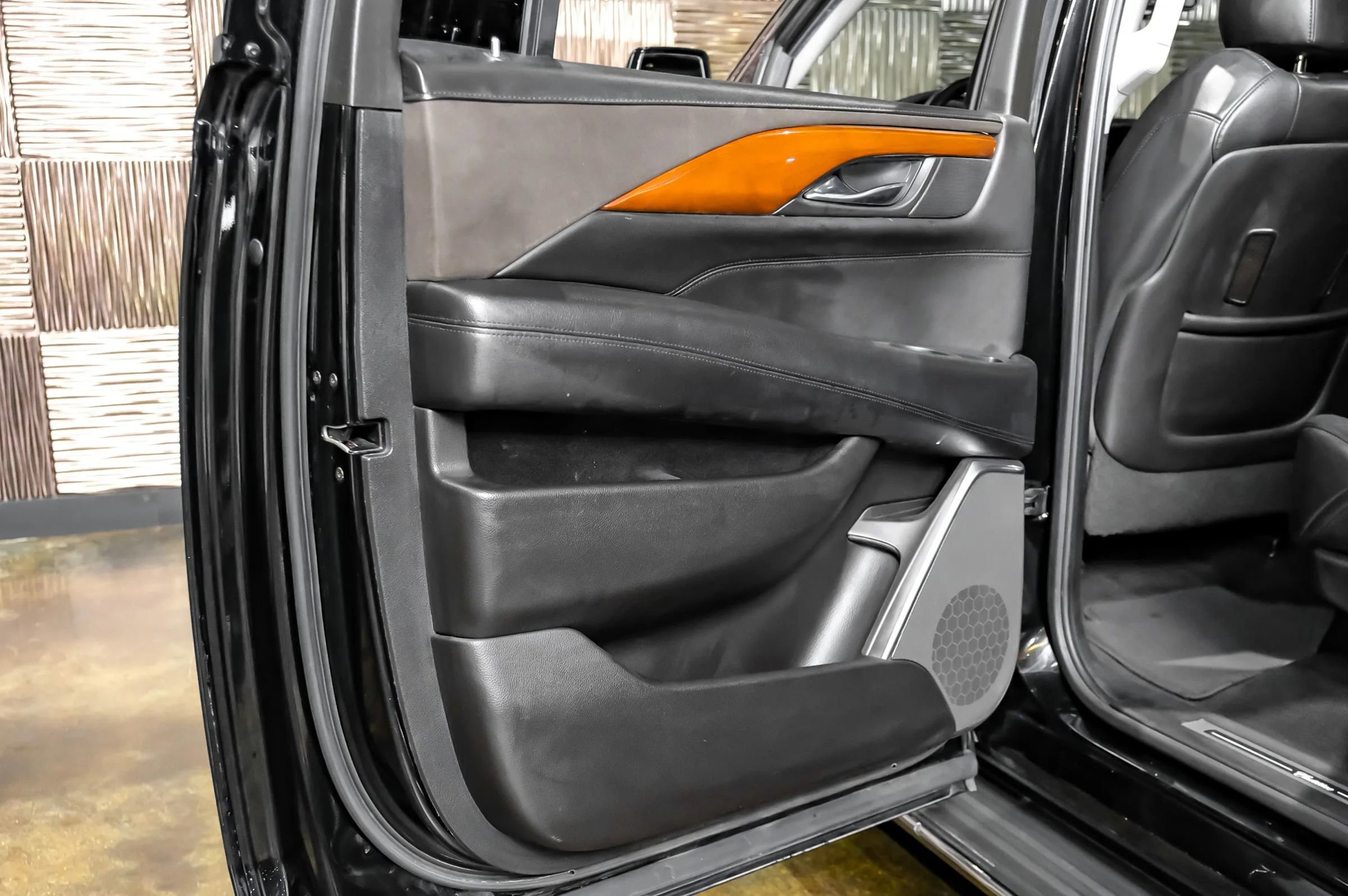 Used 2017 Cadillac Escalade ESV Luxury RWD image 55