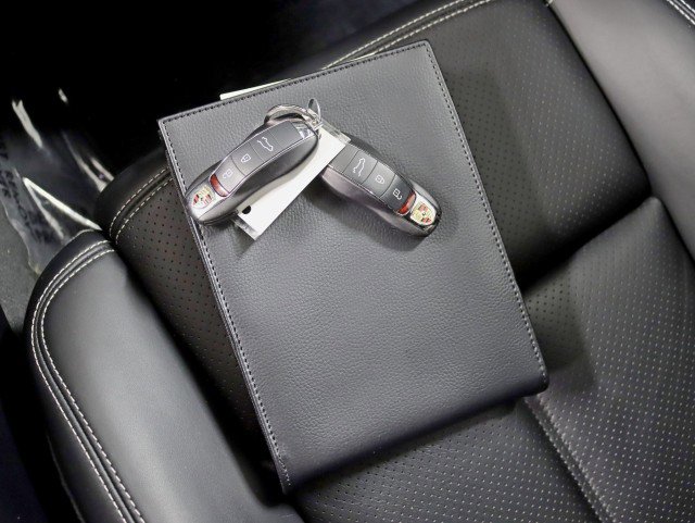 Used 2023 Porsche Macan image 32