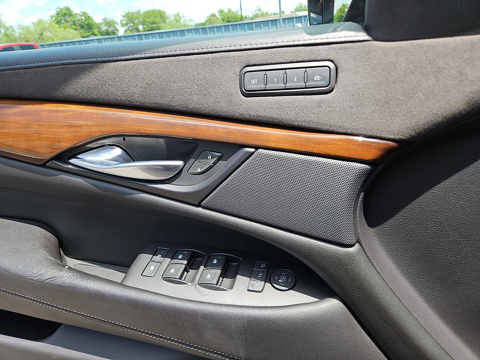 Used 2020 Cadillac Escalade ESV Luxury AWD/4WD image 19