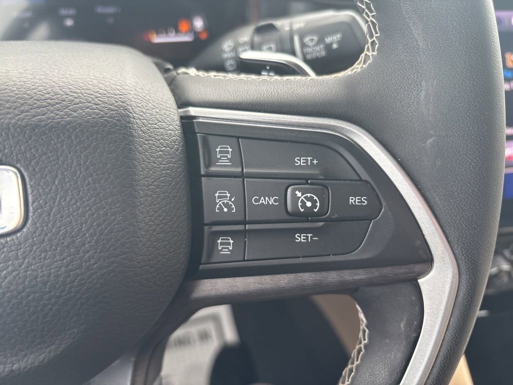 Used 2023 Jeep Grand Cherokee Limited AWD/4WD image 12