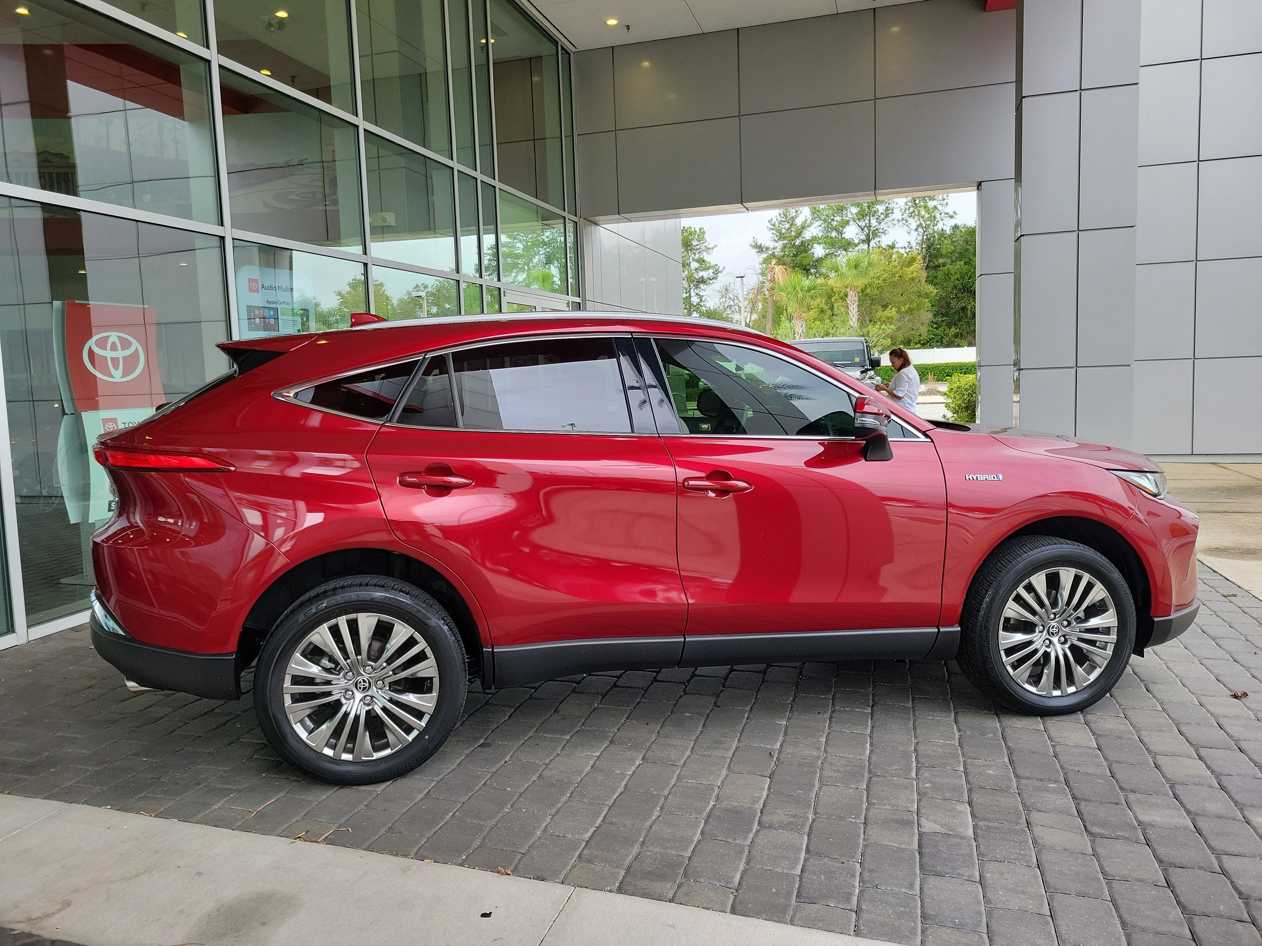 Certified 2021 Toyota Venza XLE image 7