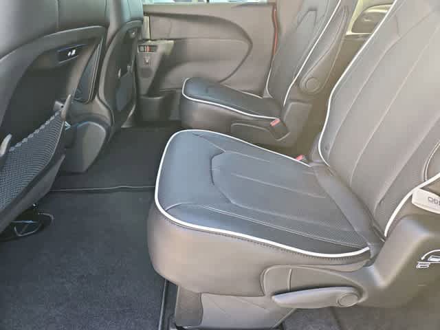 New 2026 Chrysler Pacifica Limited AWD/4WD image 19