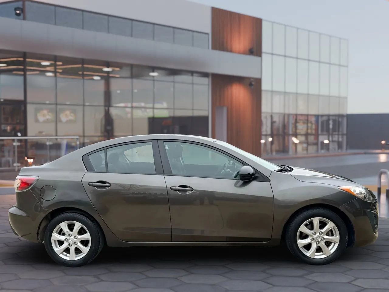Used 2010 MAZDA MAZDA3 i Touring FWD image 4