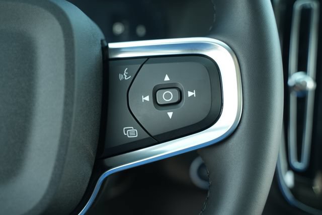 Used 2025 Volvo XC40 B5 Plus AWD/4WD image 33