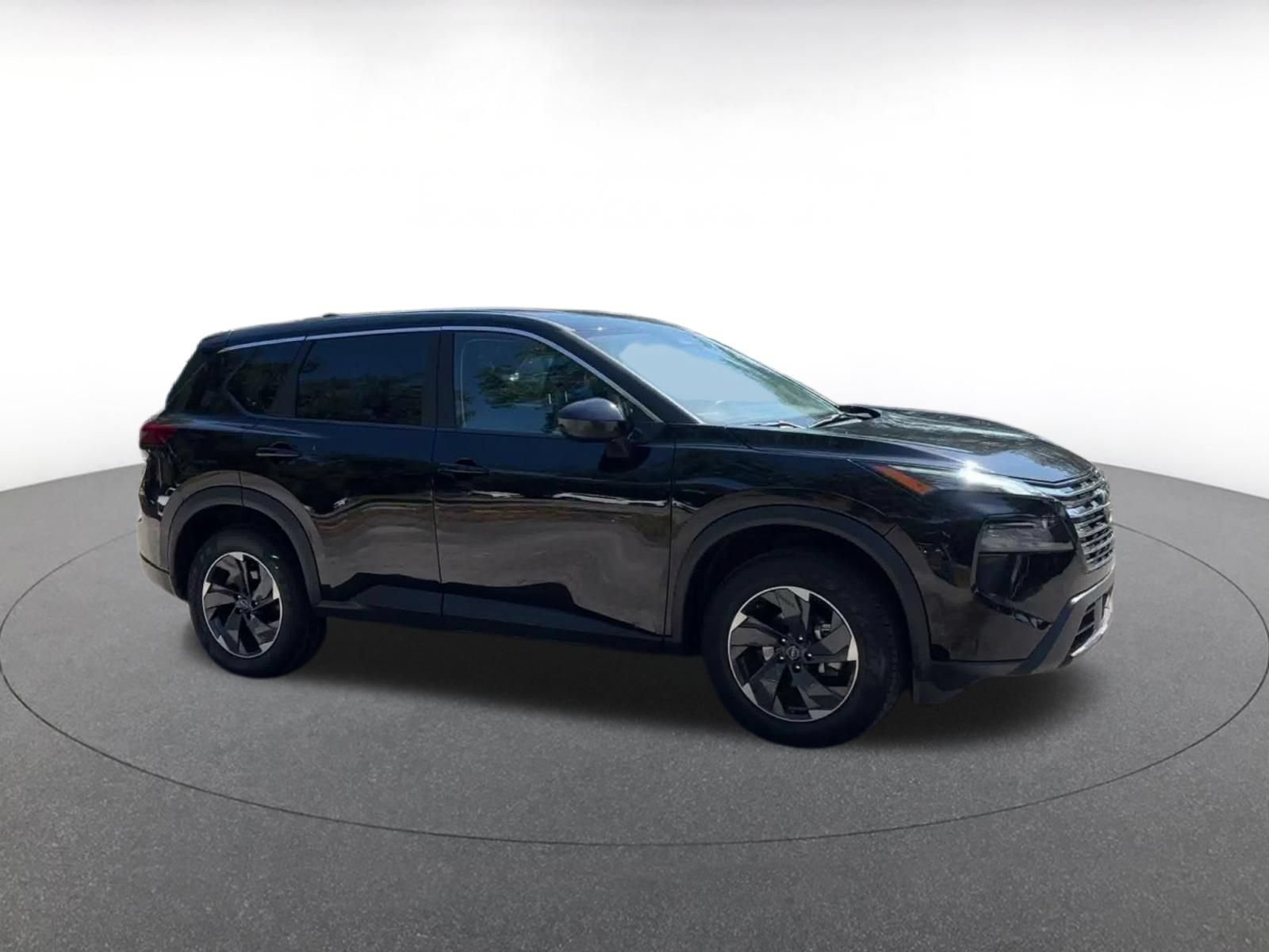Used 2025 Nissan Rogue SV AWD/4WD image 2