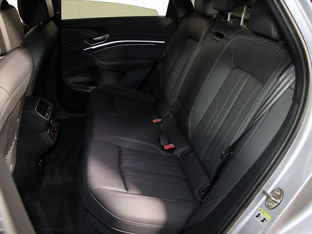 Used 2023 Audi e-tron Premium Plus w/ Premium Plus Package image 14