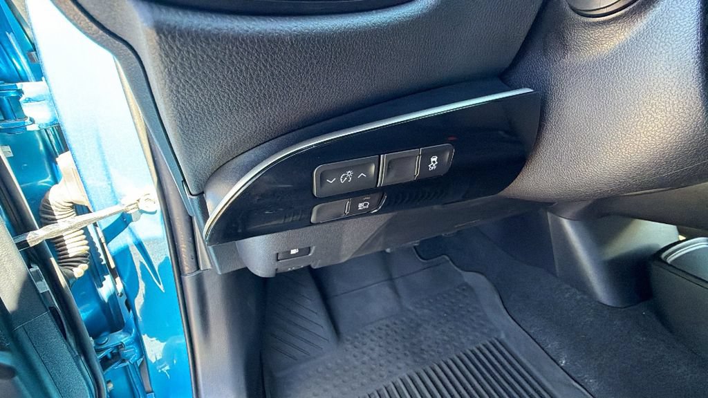 Used 2022 Toyota Prius L Eco FWD image 30