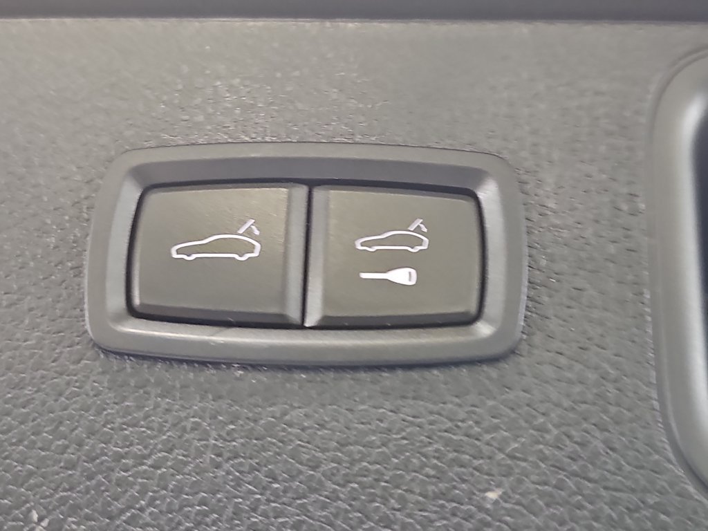 Used 2023 Porsche Macan Turbo AWD/4WD image 16