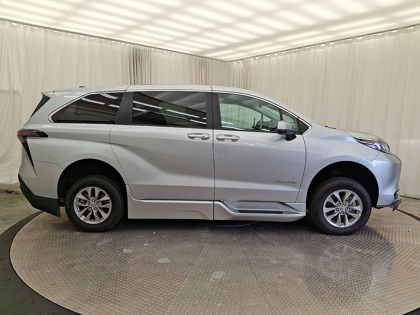 Used 2024 Toyota Sienna LE FWD image 28