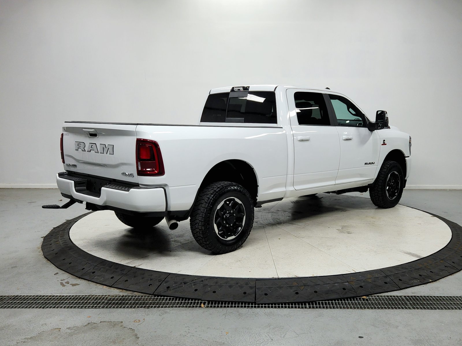 Used 2025 RAM 2500 Laramie AWD/4WD image 8