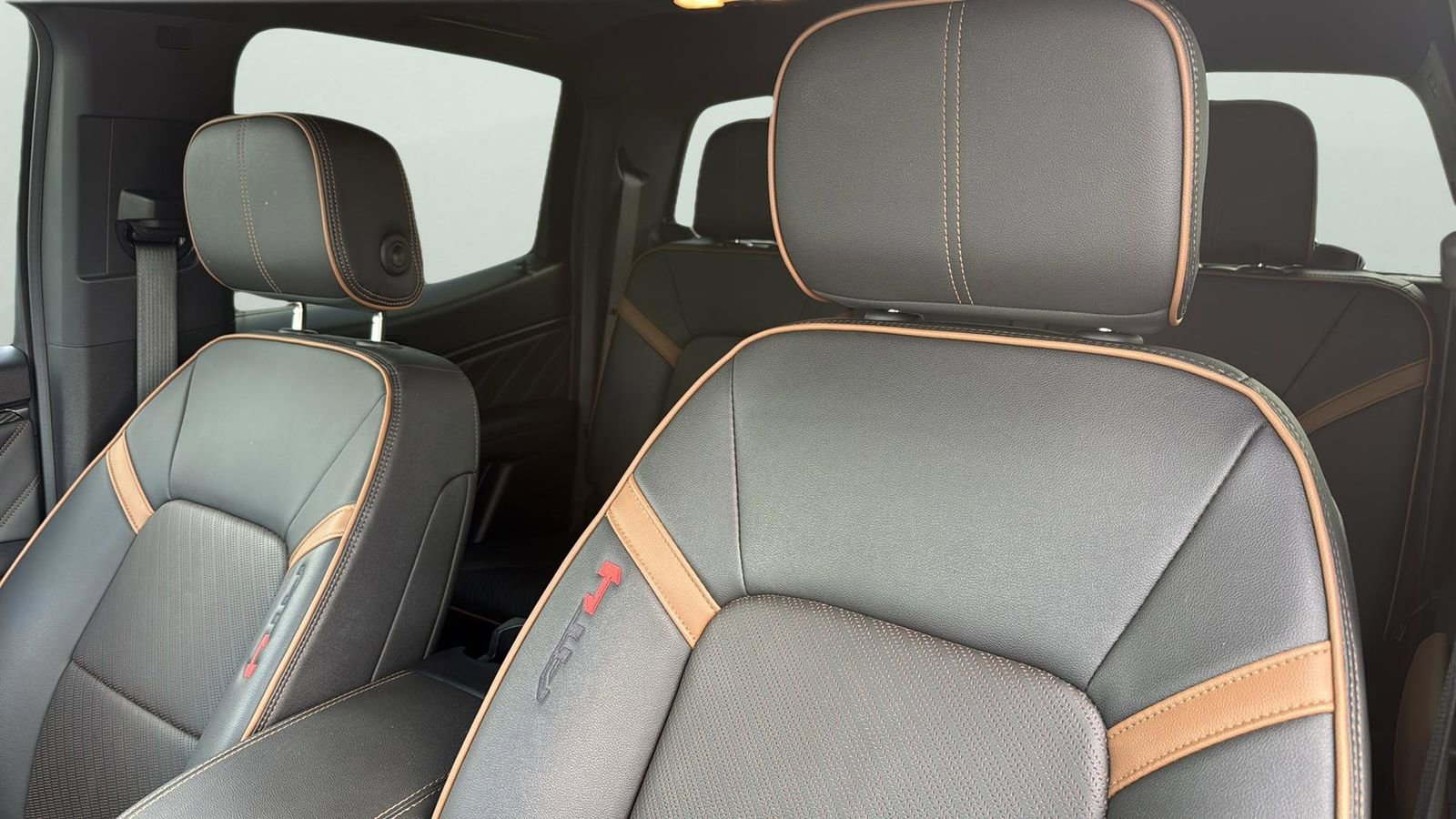 Used 2023 GMC Canyon AT4 w/ AT4 Premium Package image 8