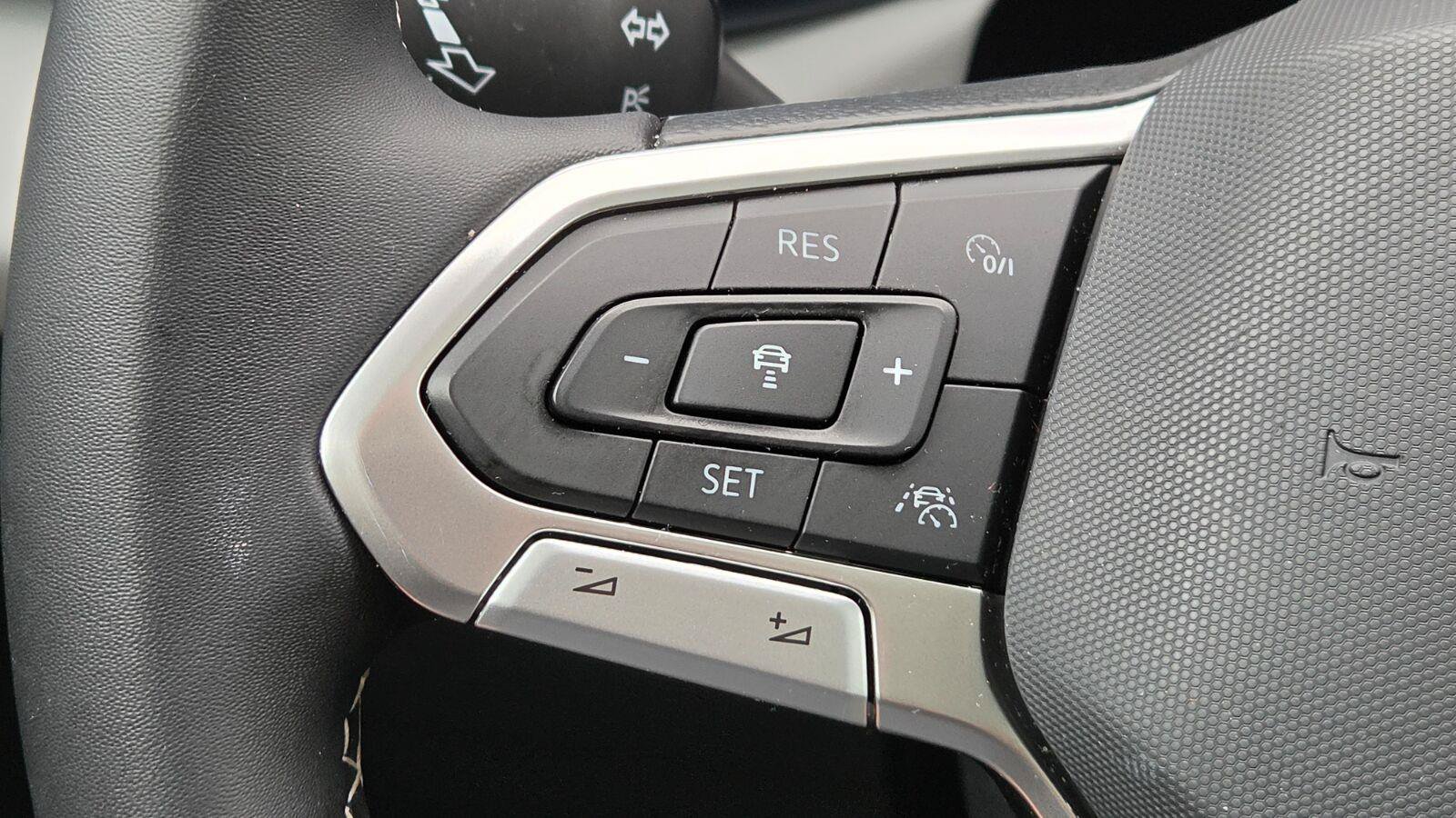 Used 2023 Volkswagen Taos SE w/ Panoramic Sunroof Package FWD image 27