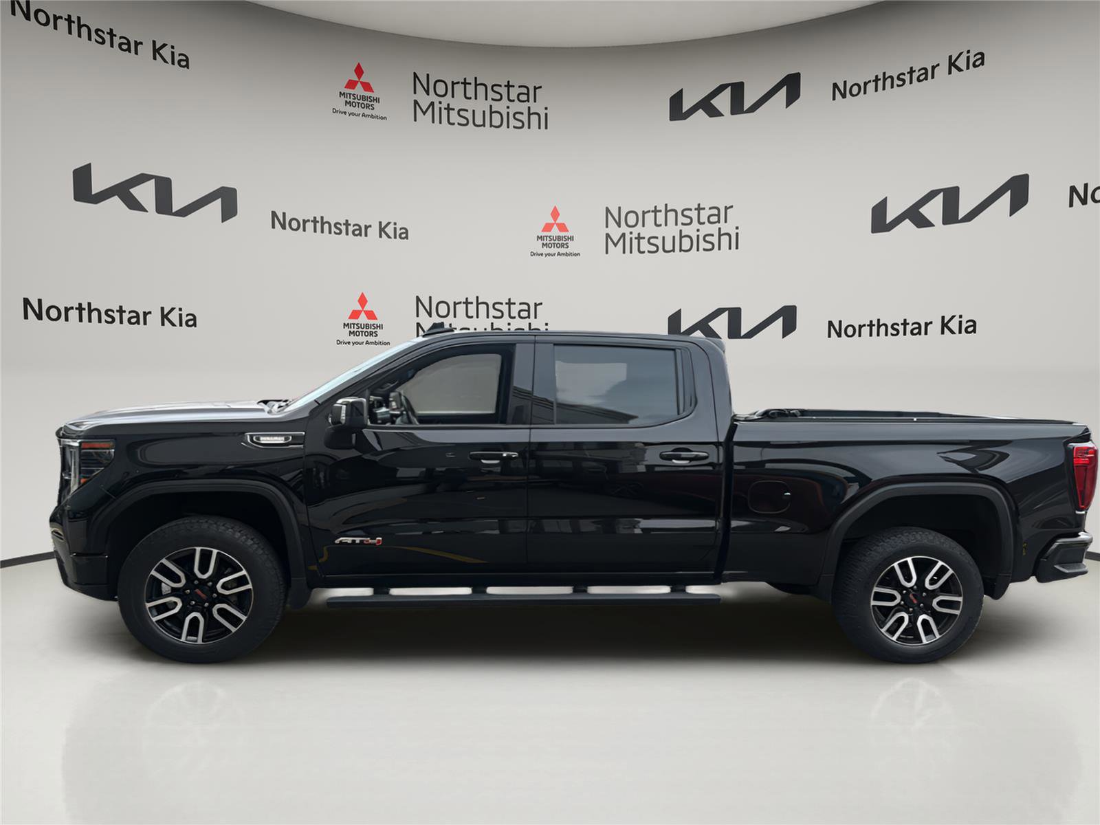 Used 2022 GMC Sierra 1500 AT4 AWD/4WD image 2