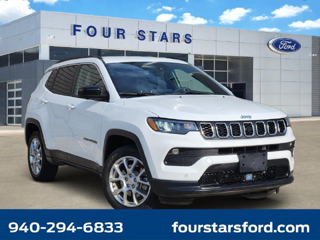 Used 2024 Jeep Compass Latitude AWD/4WD image 1