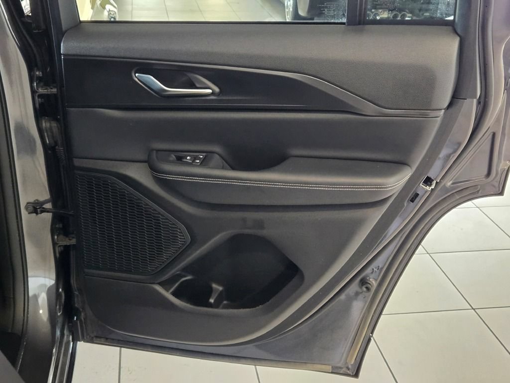 Used 2023 Jeep Grand Cherokee Altitude AWD/4WD image 9