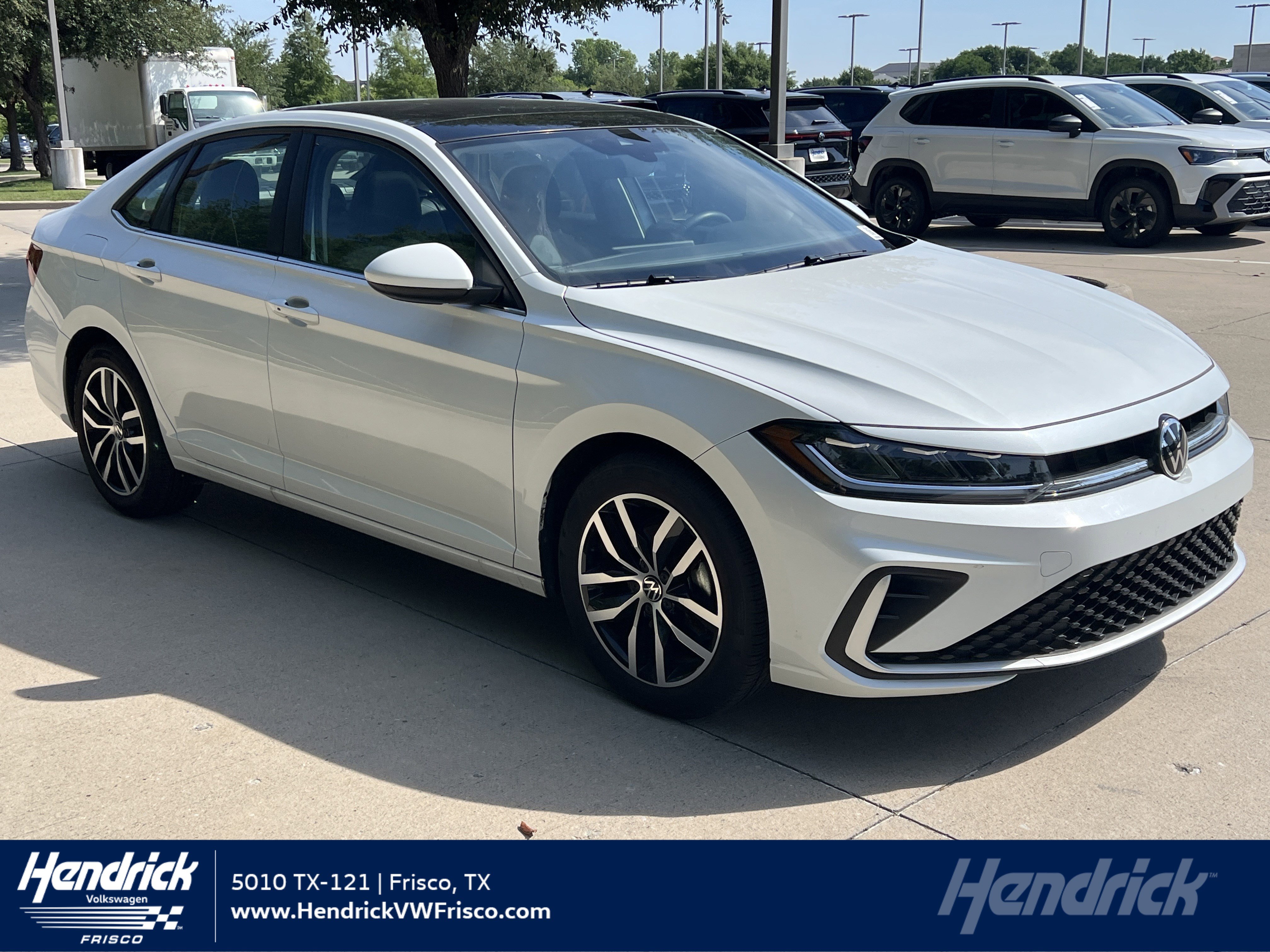 Used 2025 Volkswagen Jetta SE w/ Sunroof Package FWD image 1