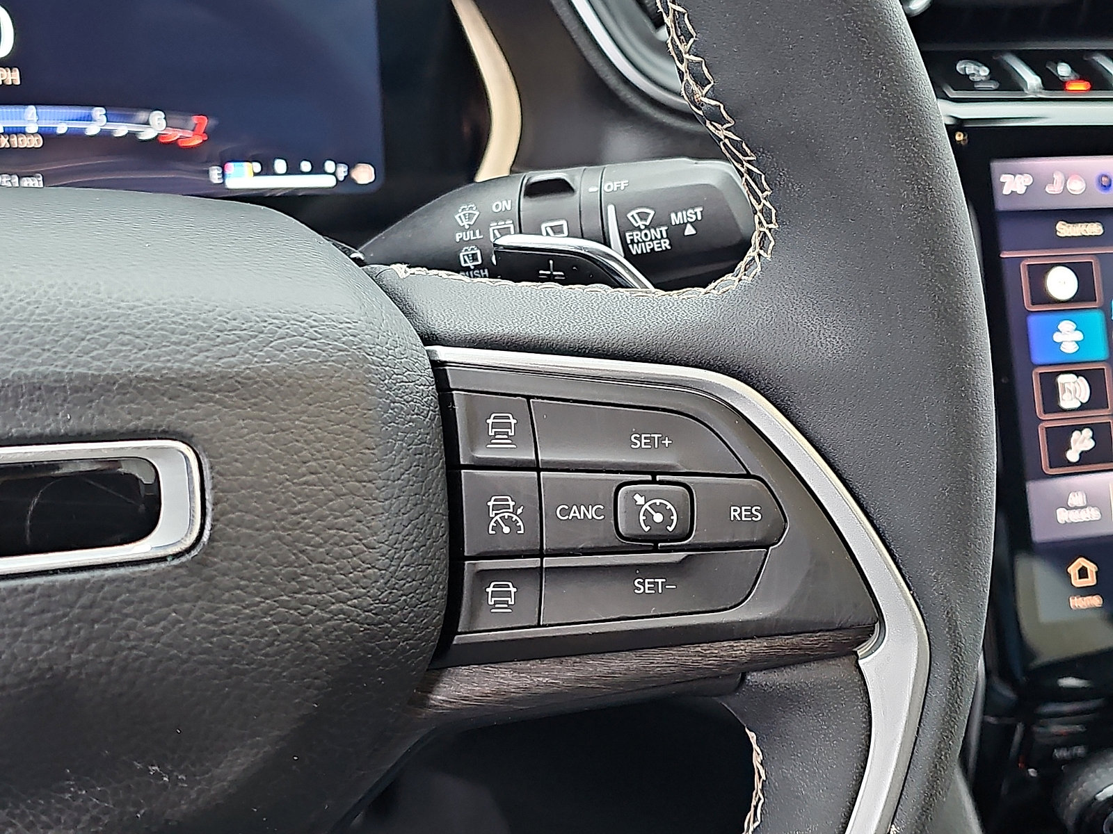 Used 2023 Jeep Grand Cherokee Limited image 24