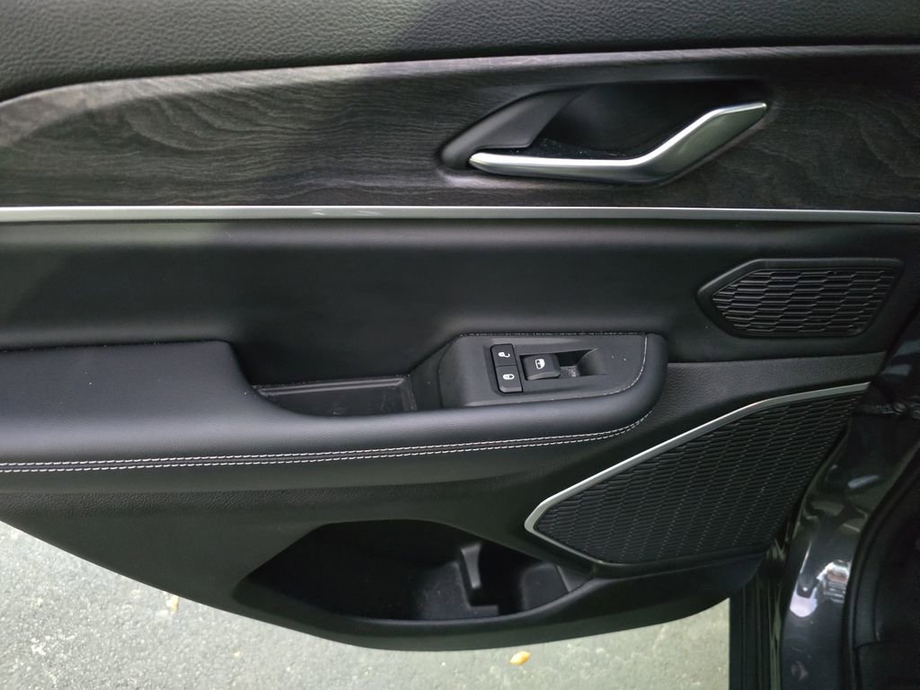 Used 2022 Jeep Grand Cherokee Limited image 11