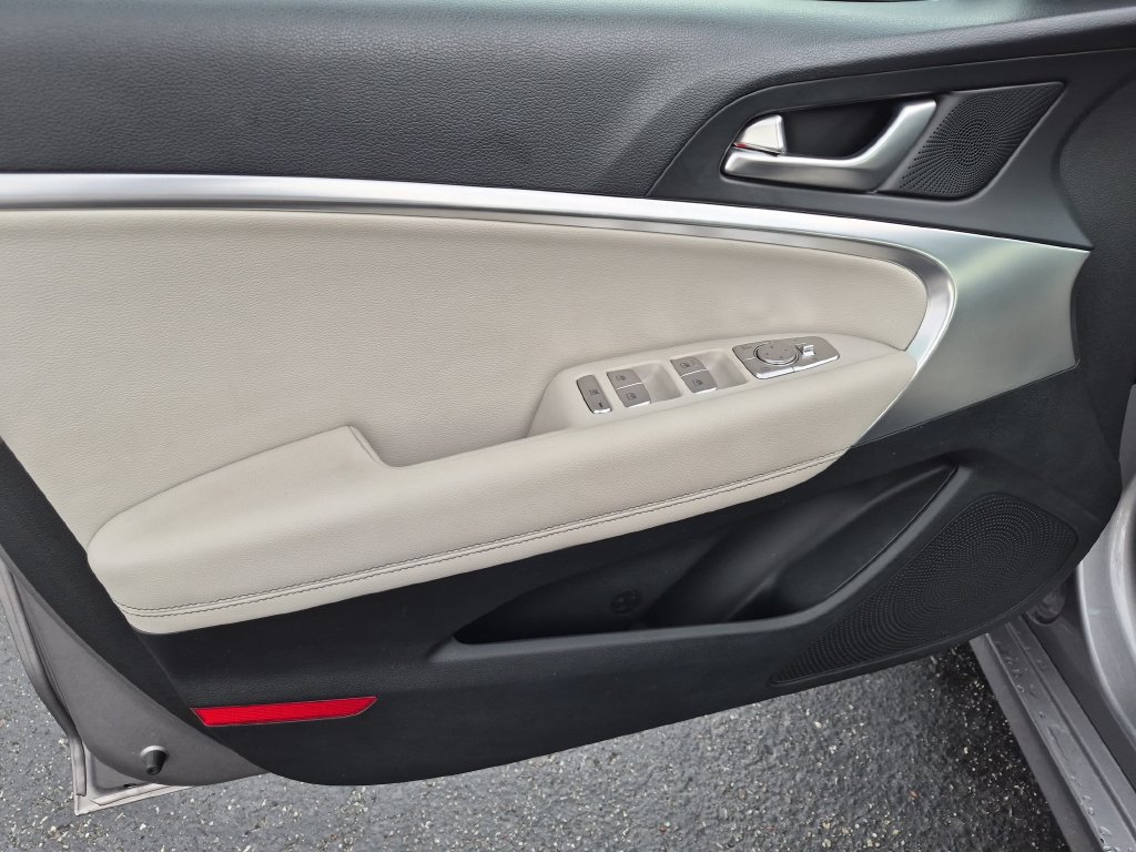 Used 2025 Genesis G70 2.5T RWD image 12