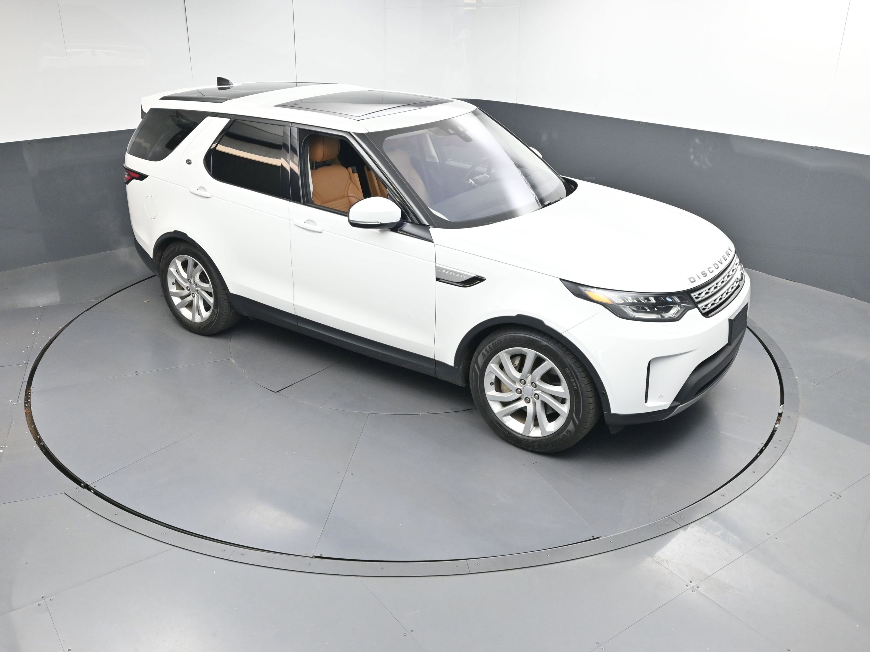 Used 2019 Land Rover Discovery HSE image 38