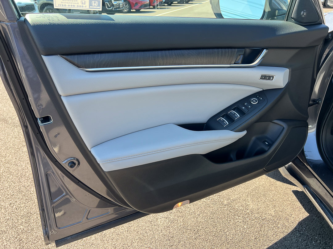 Used 2018 Honda Accord Touring image 12