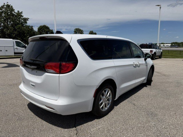 Used 2023 Chrysler Voyager LX FWD image 9