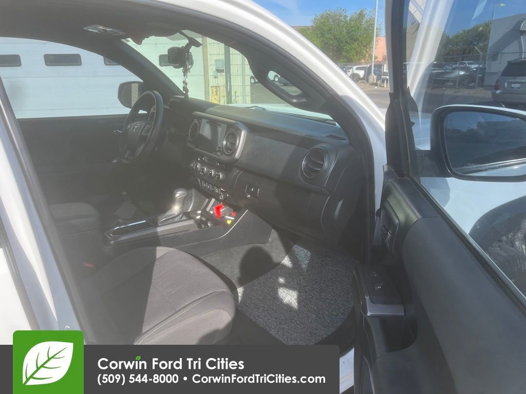 Used 2017 Toyota Tacoma TRD Off-Road w/ Premium & Technology Package AWD/4WD image 5