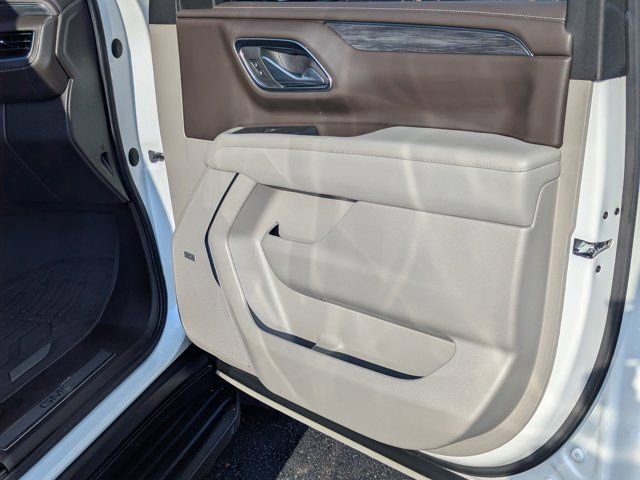 Used 2023 GMC Yukon SLT w/ SLT Luxury Package image 13