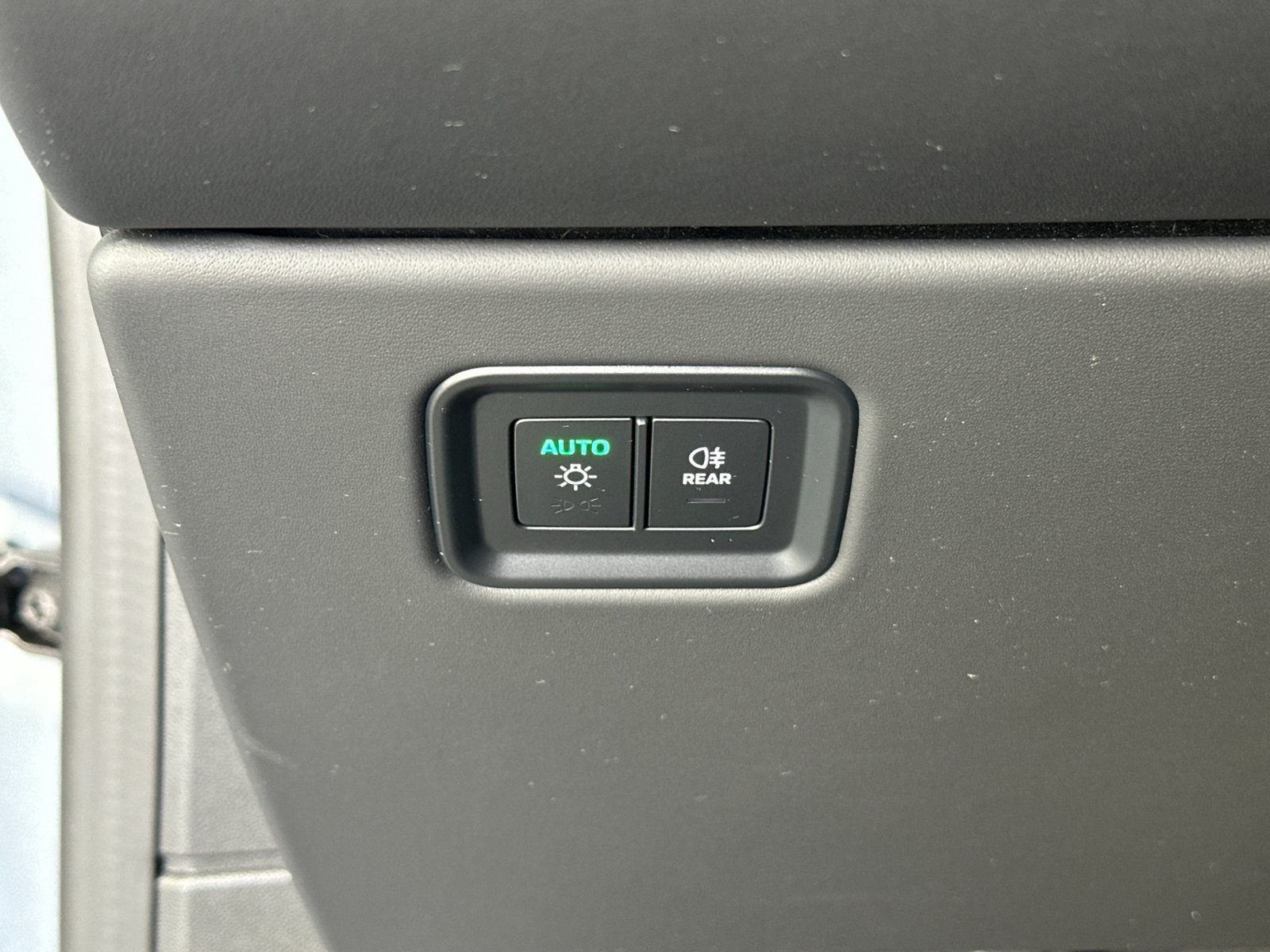 Certified 2025 Porsche Macan Electric RWD image 33