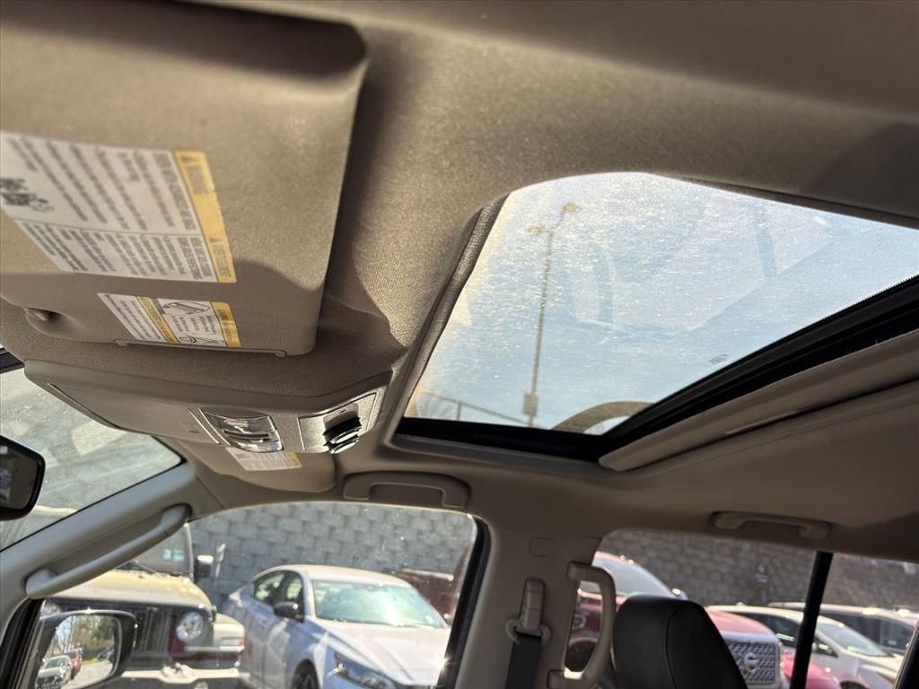 Used 2012 Nissan Pathfinder LE image 11