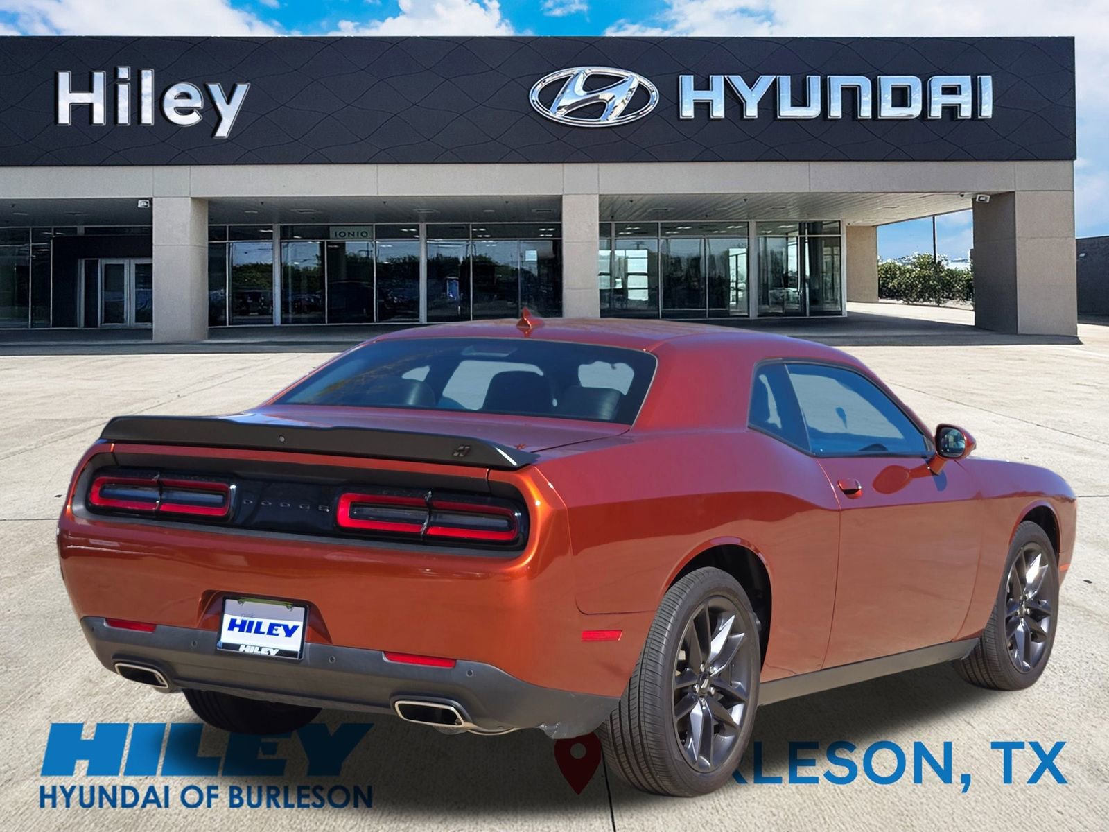 Used 2022 Dodge Challenger SXT w/ Plus Package image 4