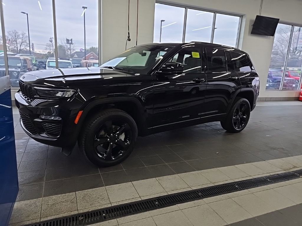 Used 2025 Jeep Grand Cherokee Limited w/ Black Appearance Package AWD/4WD image 19