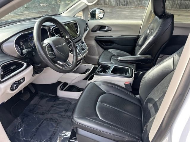 Used 2024 Chrysler Pacifica Touring-L image 29