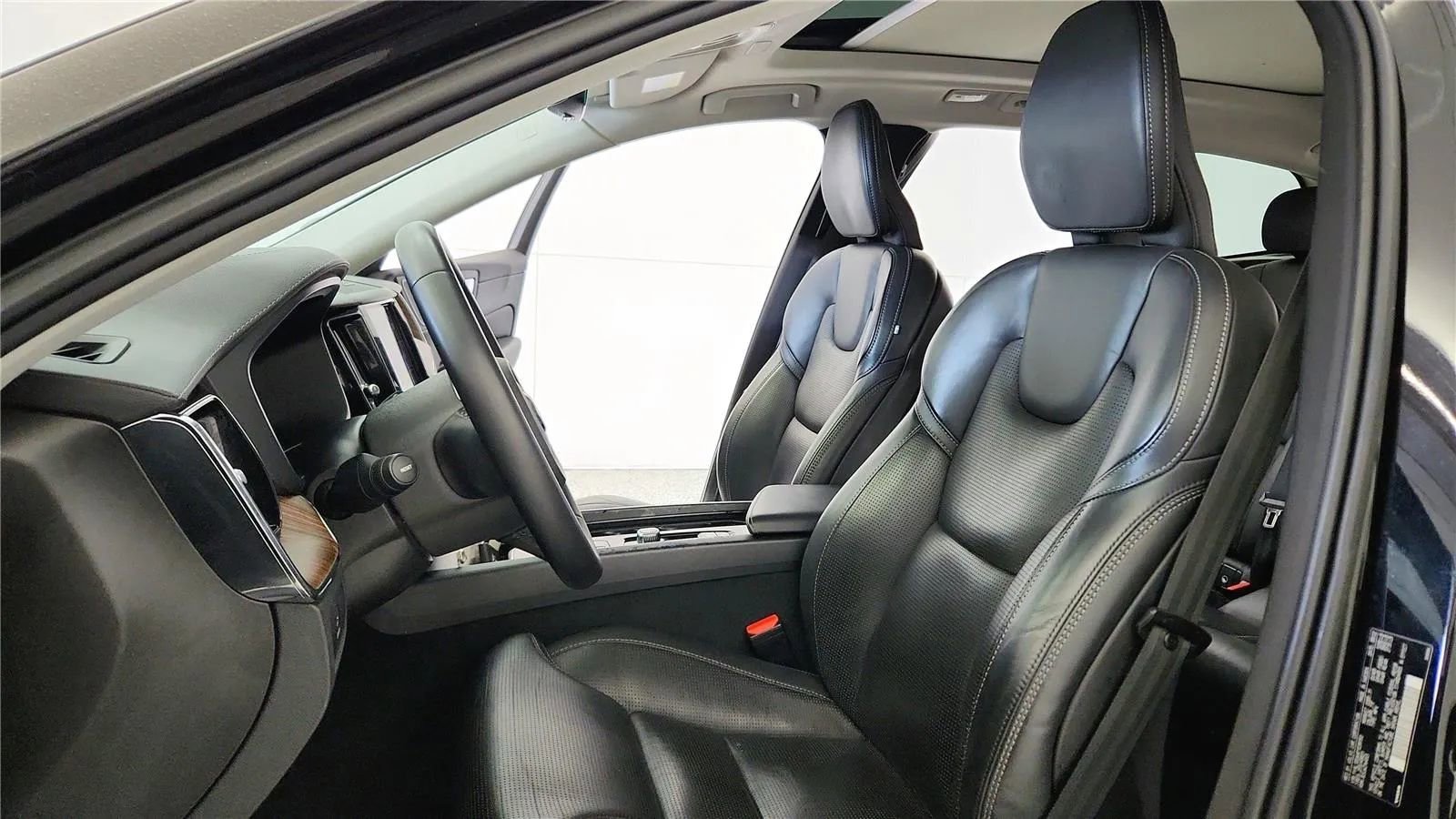 Used 2023 Volvo XC60 B5 Ultimate w/ Climate Package image 27
