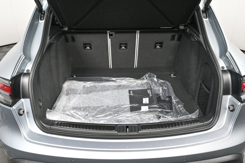 Certified 2025 Porsche Macan image 30