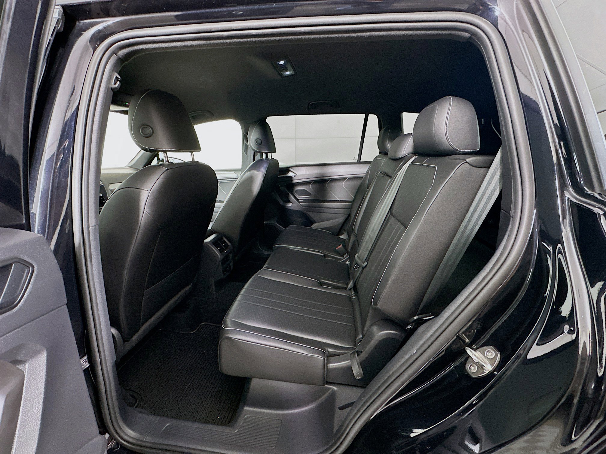 Used 2022 Volkswagen Tiguan SE R-Line image 28